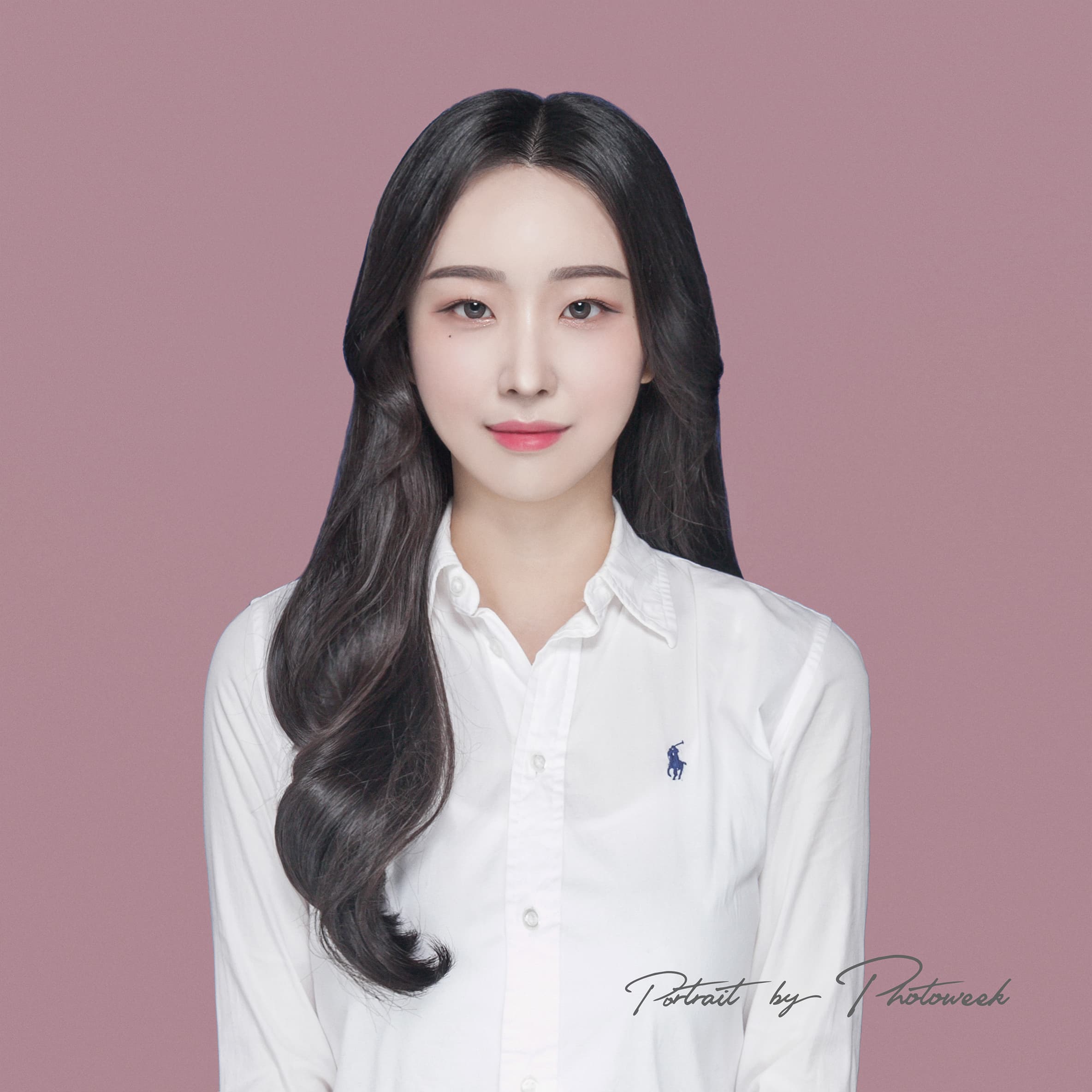 퍼스널 컬러가 돋보이는 컬러증명사진 예시 - 맞춤 배경색 적용