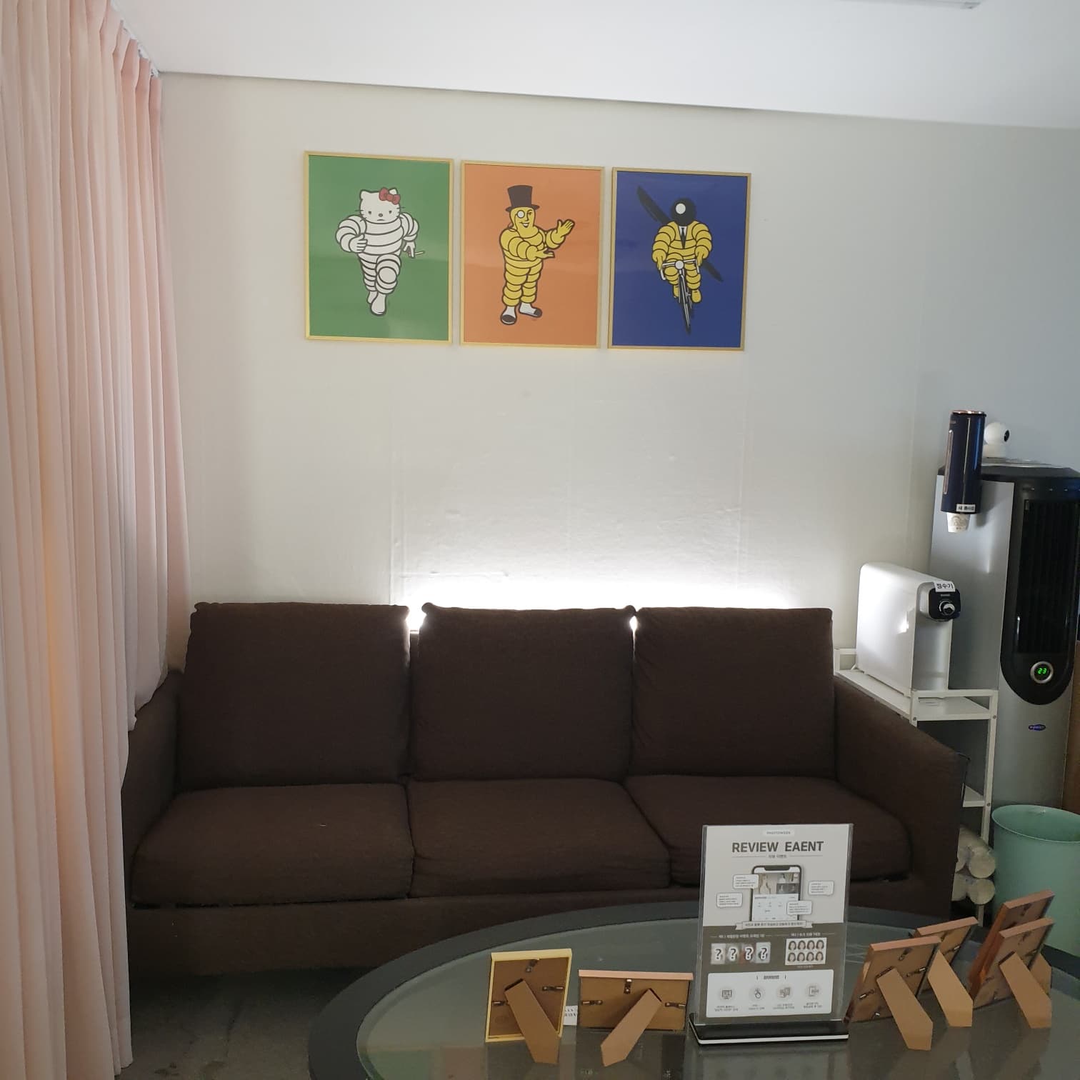 깔끔한 교복 차림의 학생증 사진과 대학생 컬러 배경 사진 예시