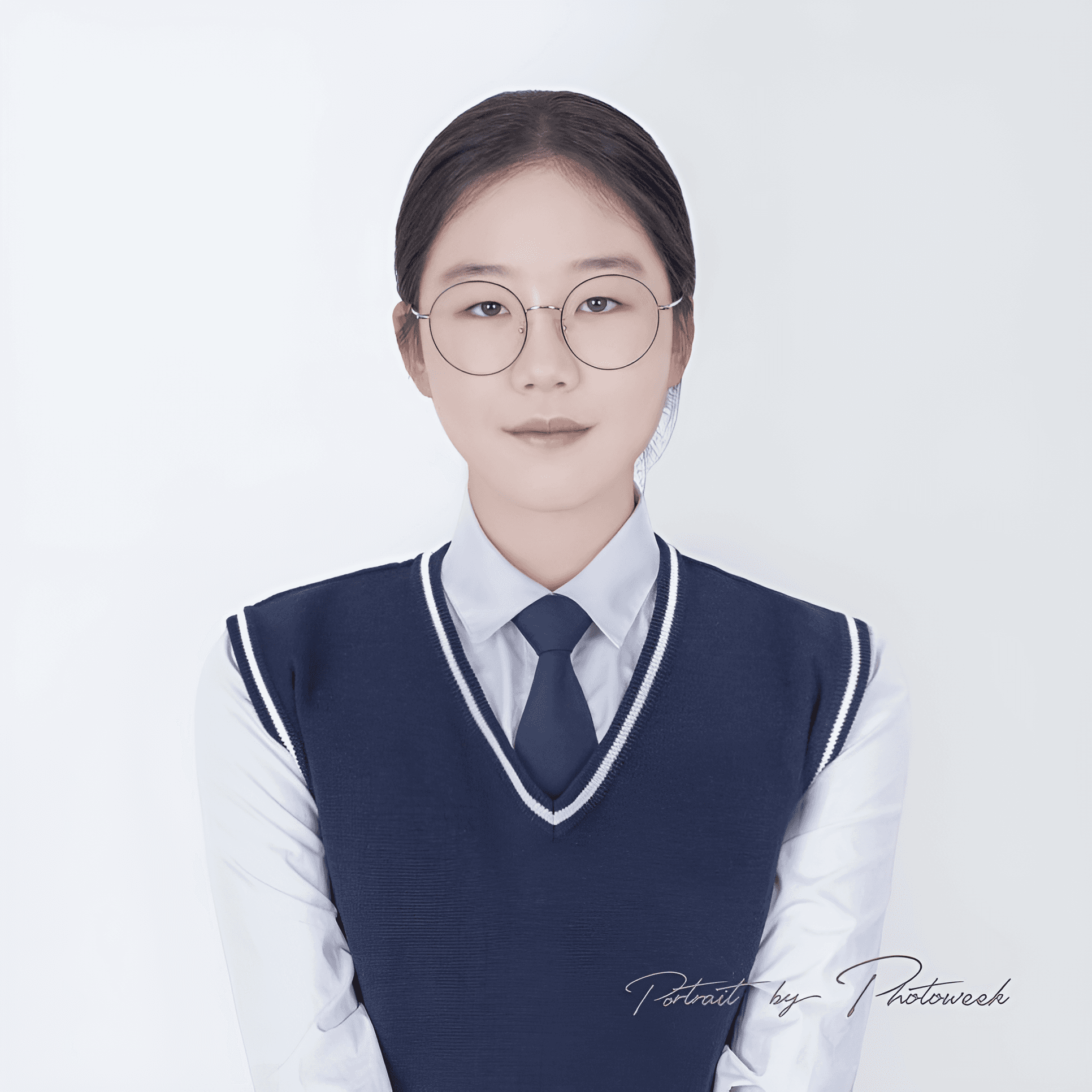 깔끔한 교복 차림의 학생증 사진과 대학생 컬러 배경 사진 예시